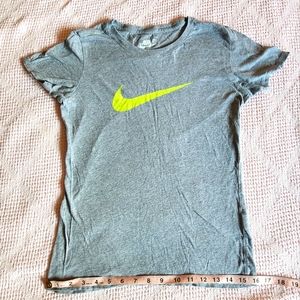 EUC Women's Nike shirt